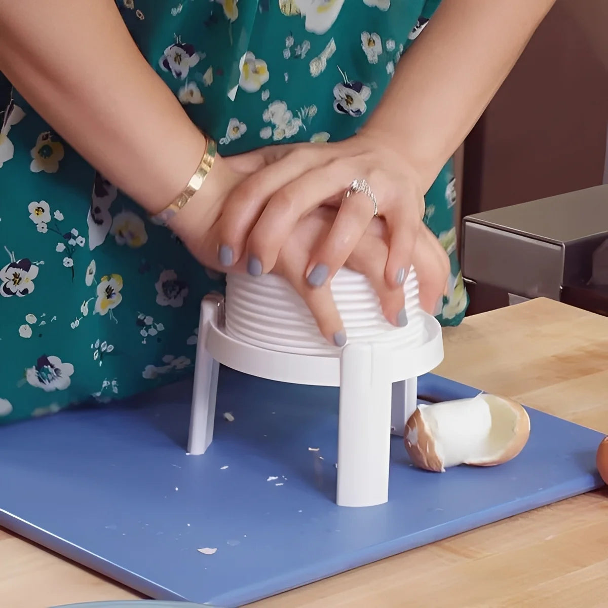 Egg Peeler Press-and-Release Finger-Safe Travel-Size